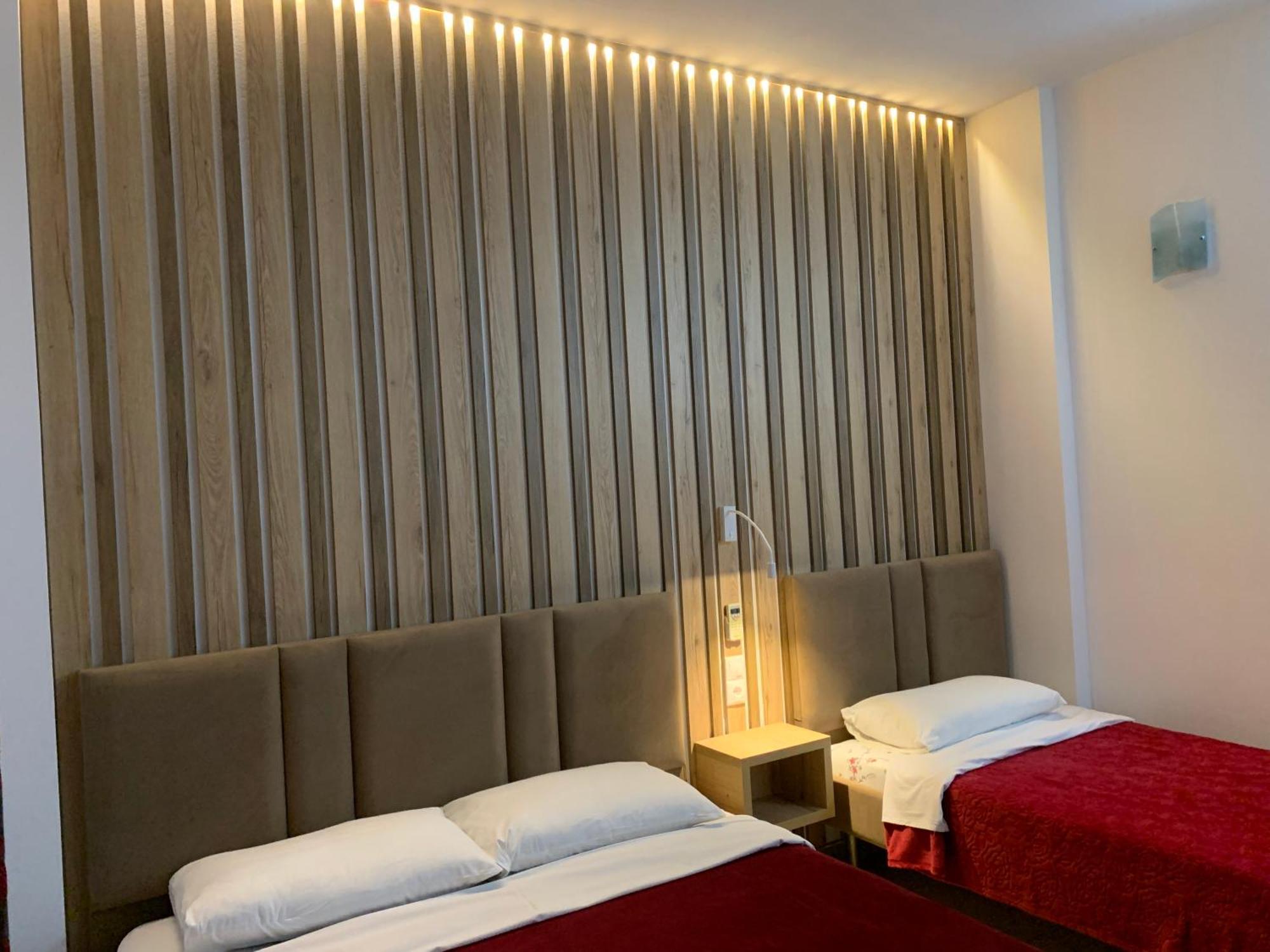 Hotel Piazza Sarande Bagian luar foto