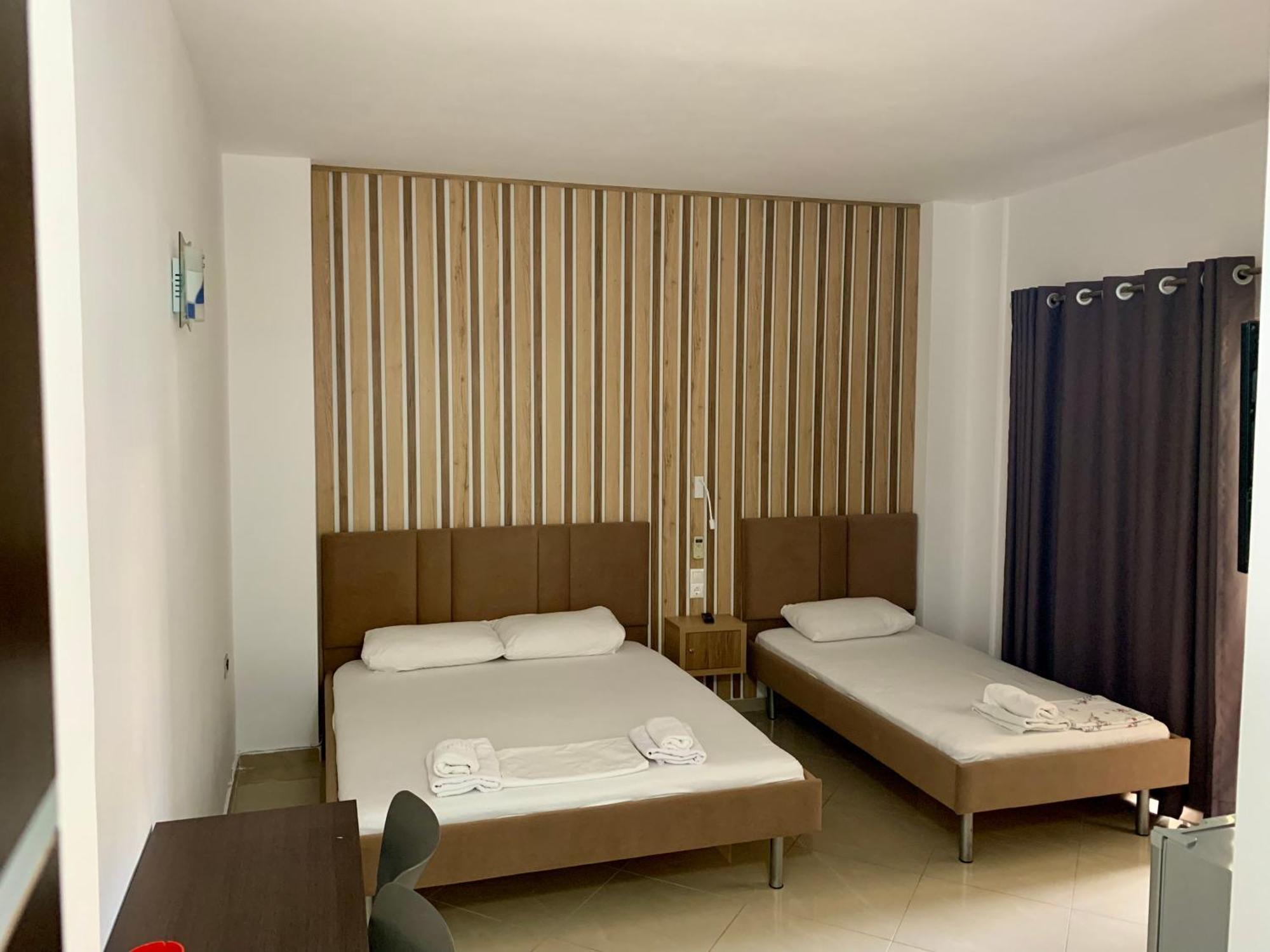 Hotel Piazza Sarande Bagian luar foto