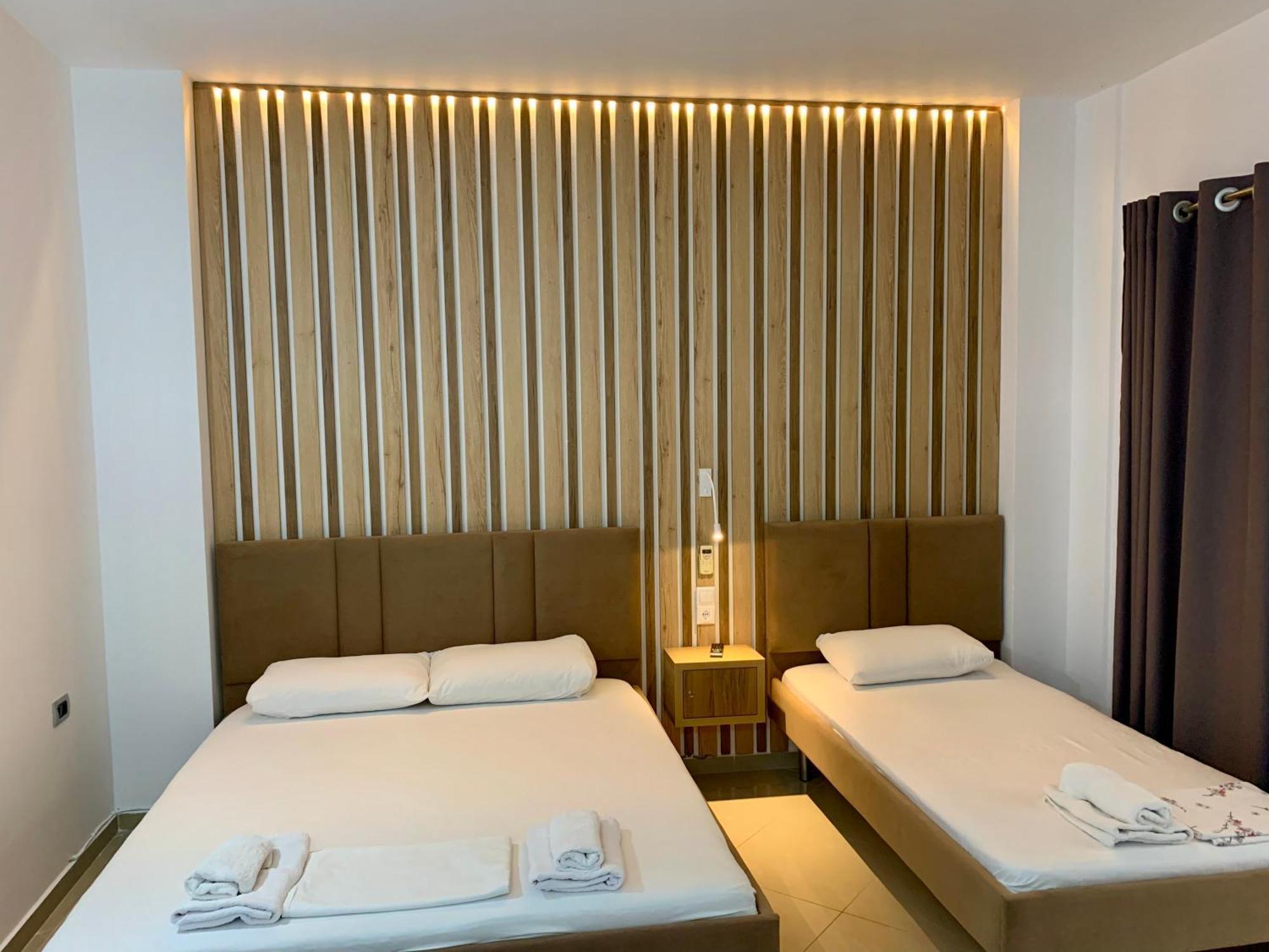 Hotel Piazza Sarande Bagian luar foto