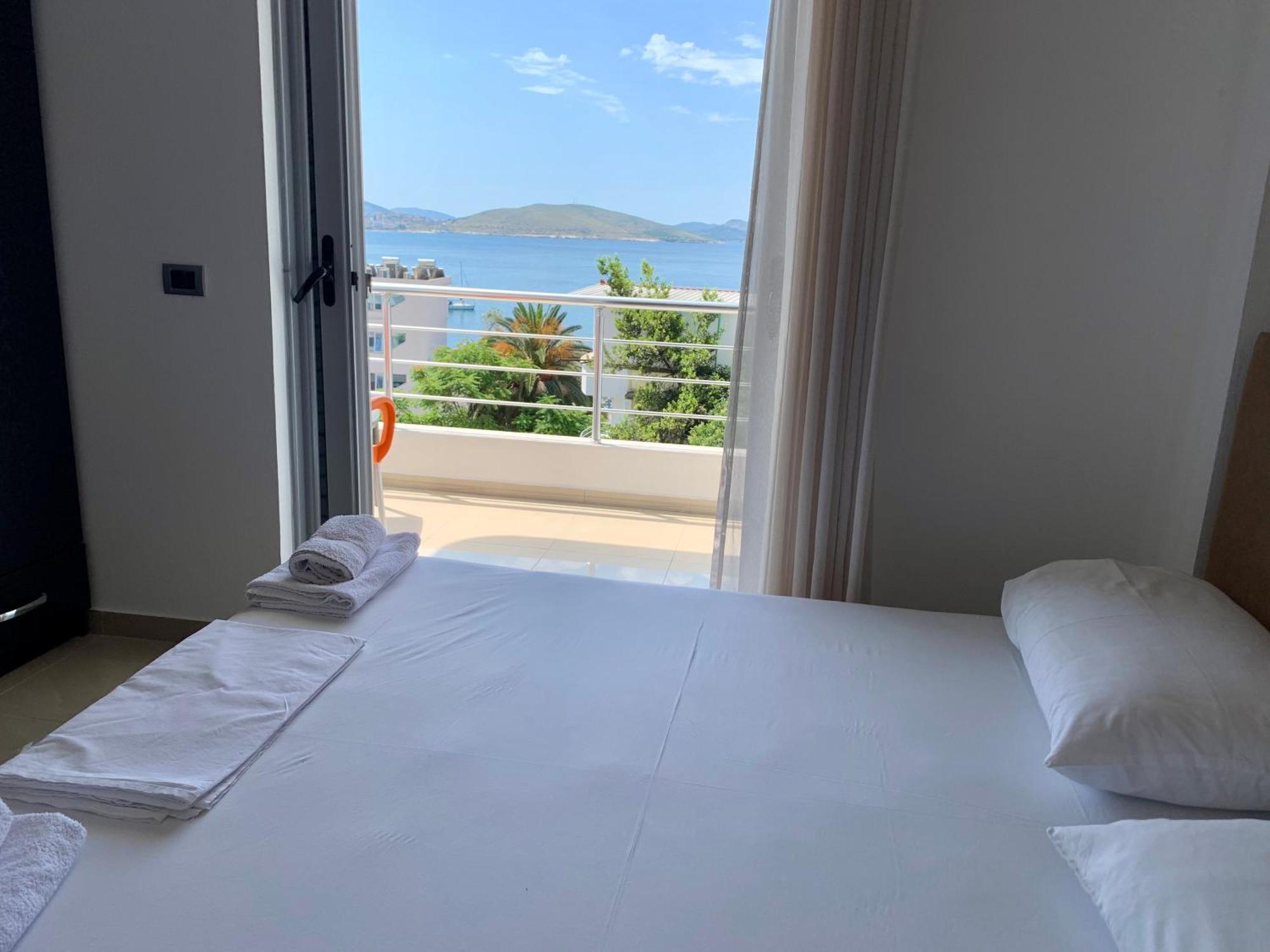 Hotel Piazza Sarande Bagian luar foto