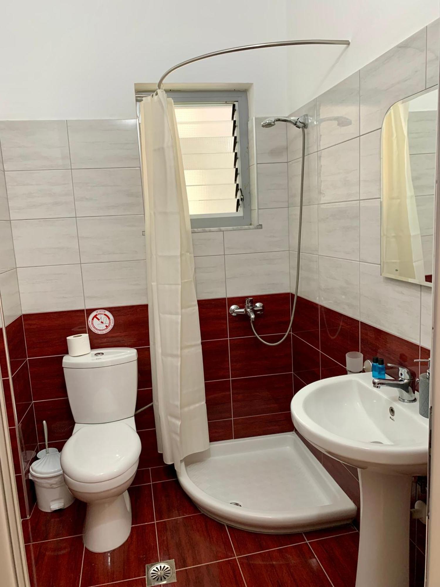 Hotel Piazza Sarande Bagian luar foto