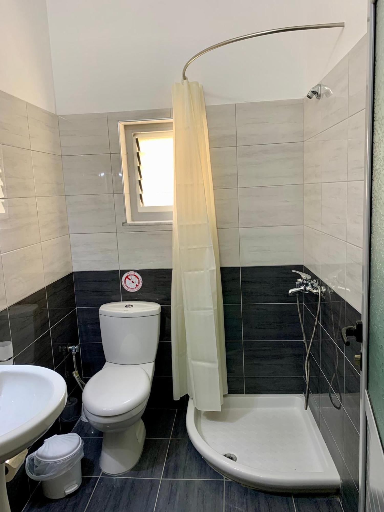 Hotel Piazza Sarande Bagian luar foto