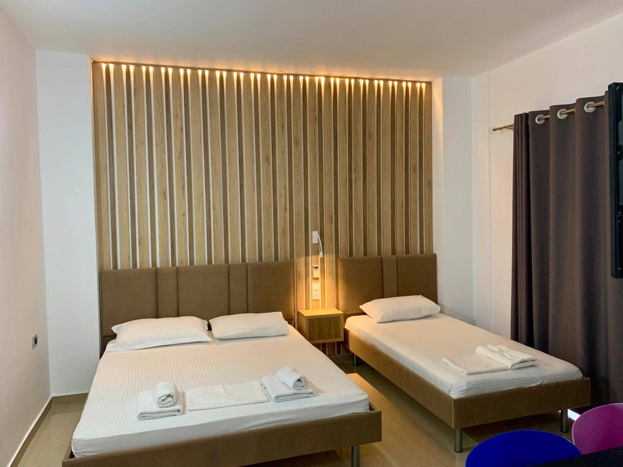 Hotel Piazza Sarande Bagian luar foto