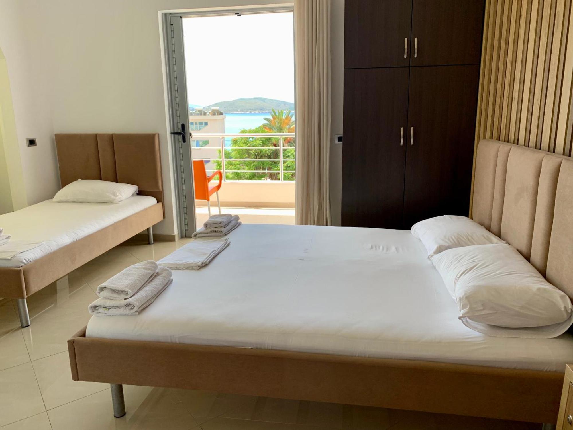 Hotel Piazza Sarande Bagian luar foto