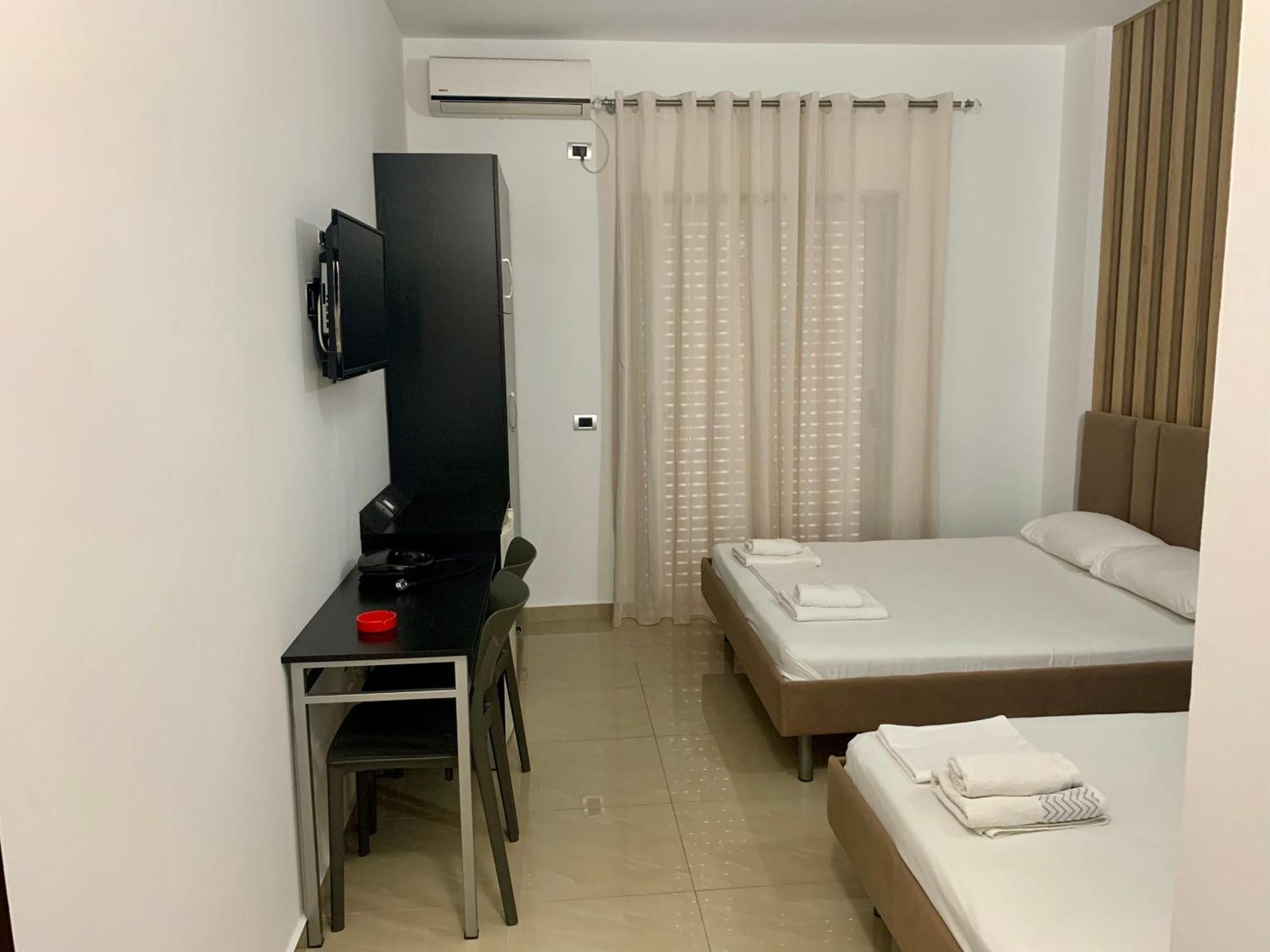 Hotel Piazza Sarande Bagian luar foto